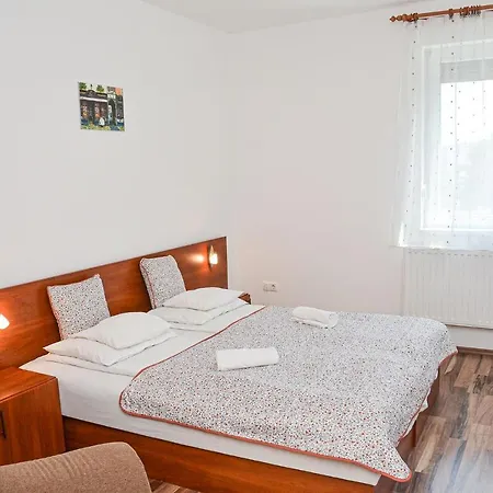 Ottó Apartamento *
