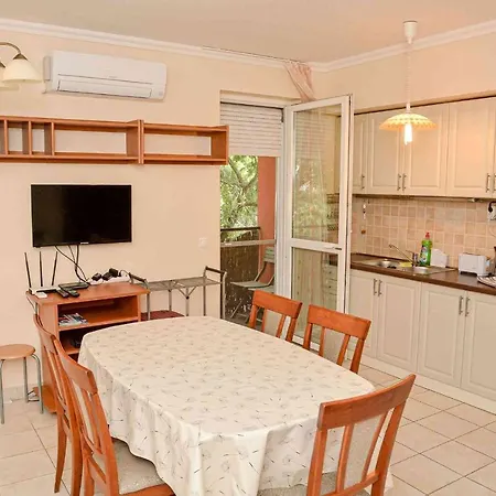 Ottó Apartamento *